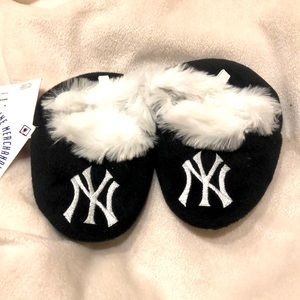 Infant Yankee slippers NWT 6-12 months
